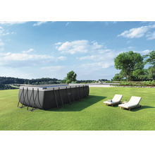 Piscină supraterană în grădină cu două șezlonguri și logo-ul Intex