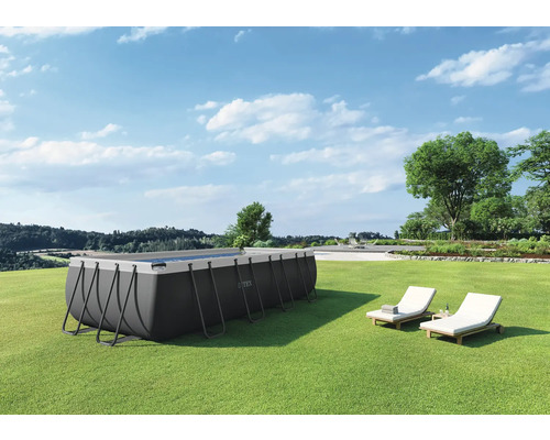 Piscină supraterană în grădină cu două șezlonguri și logo-ul Intex