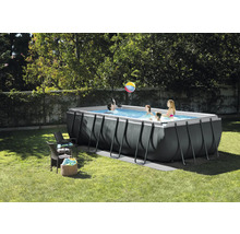 Piscină dreptunghiulară cu cadru în grădină cu persoane care se scaldă