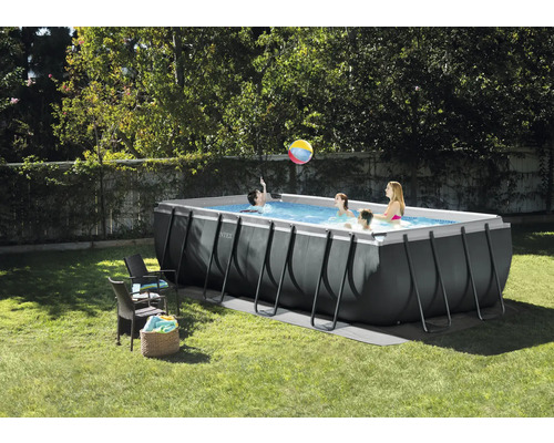 Piscină dreptunghiulară cu cadru în grădină cu persoane care se scaldă