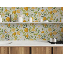 Scenă de bucătărie cu tapet cu model de lămâie, blat și rafturi