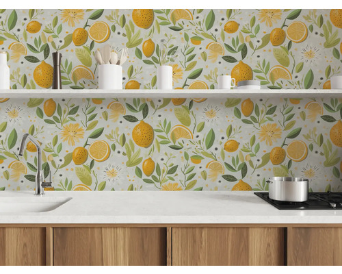 Scenă de bucătărie cu tapet cu model de lămâie, blat și rafturi