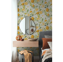 Dormitor cu tapet de perete decorat cu lămâi și motive florale, completat de o oglindă, un raft suspendat și un pat.