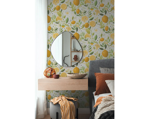 Dormitor cu tapet de perete decorat cu lămâi și motive florale, completat de o oglindă, un raft suspendat și un pat.