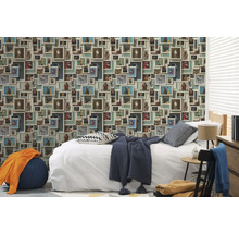 Dormitor cu un tapet cu portrete de animale în rame.