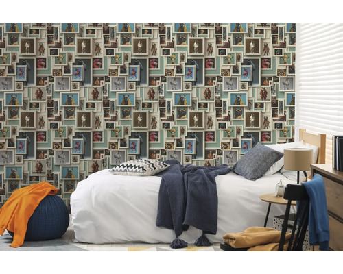 Dormitor cu un tapet cu portrete de animale în rame.