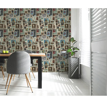 Sufragerie cu fototapet cu motive animale, masă de sufragerie, scaune și plantă de interior.