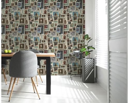 Sufragerie cu fototapet cu motive animale, masă de sufragerie, scaune și plantă de interior.