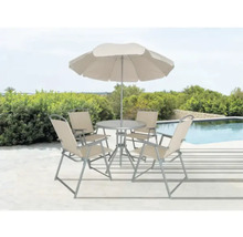 Set mobilier de grădină cu masă, patru scaune și umbrelă de soare pe o terasă