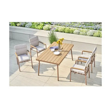 Set de mobilier de grădină cu masă și patru scaune pe o terasă