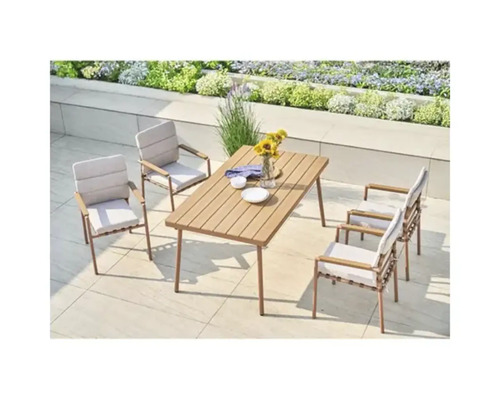 Set de mobilier de grădină cu masă și patru scaune pe o terasă