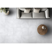 Interior cu gresie albă, canapea și masă