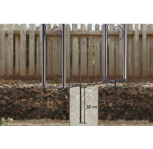 O împrejmuire este betonată la o adâncime de 30 centimetri în pământ