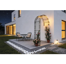 Terasa cu arcadă de trandafiri, grup de masă și decorare în grădină