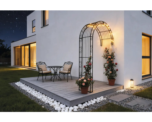 Terasa cu arcadă de trandafiri, grup de masă și decorare în grădină