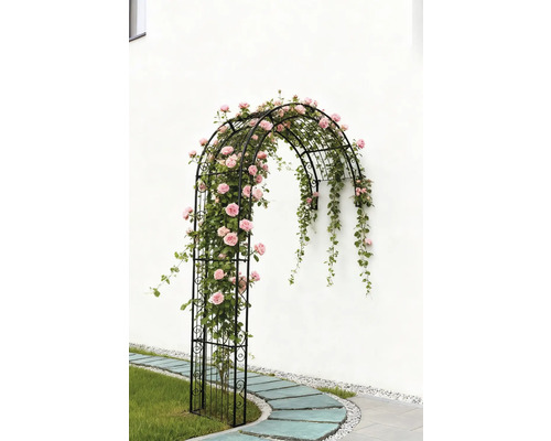Arcadă metalică pentru trandafiri cu trandafiri cățărători în grădină