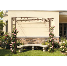 Grădină cu arcadă de trandafiri, trandafiri cățărători și bancă de piatră