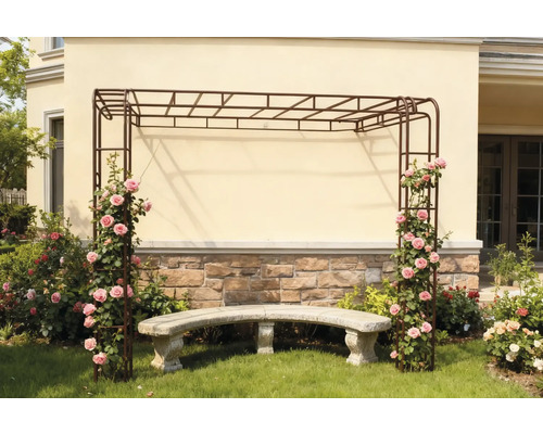 Grădină cu arcadă de trandafiri, trandafiri cățărători și bancă de piatră