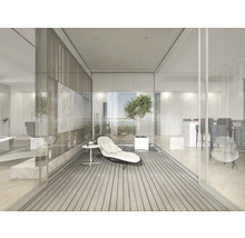 Cameră luminoasă cu locuri de ședere, masă și plantă pentru zona de locuit