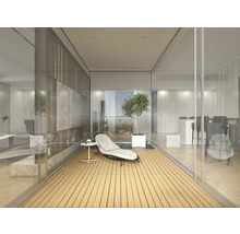 Cameră luminoasă cu zonă de relaxare, masă și plantă în design modern.