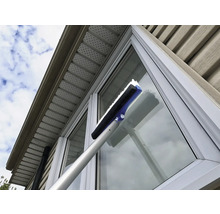 Curățare geamuri cu racletă pentru geamuri