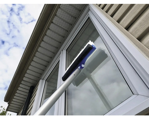 Curățare geamuri cu racletă pentru geamuri