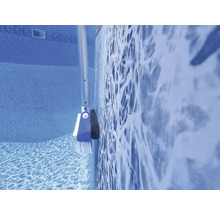 Peria de piscină curăță peretele piscinei sub apă.