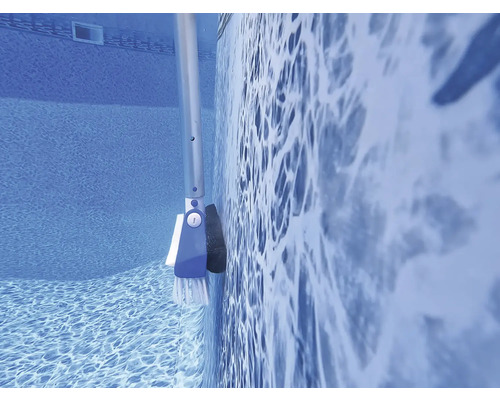 Peria de piscină curăță peretele piscinei sub apă.