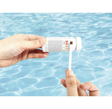 Analiză apă piscină cu benzi de testare.