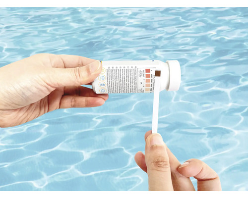 Analiză apă piscină cu benzi de testare.