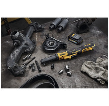 Cheie cu clichet fără fir Dewalt cu baterie și accesorii pe un banc de lucru