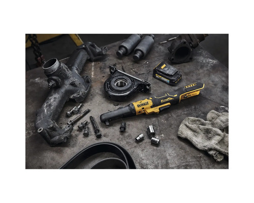 Cheie cu clichet fără fir Dewalt cu baterie și accesorii pe un banc de lucru