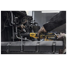 Cheie cu clichet cu acumulator utilizată pe un bloc motor