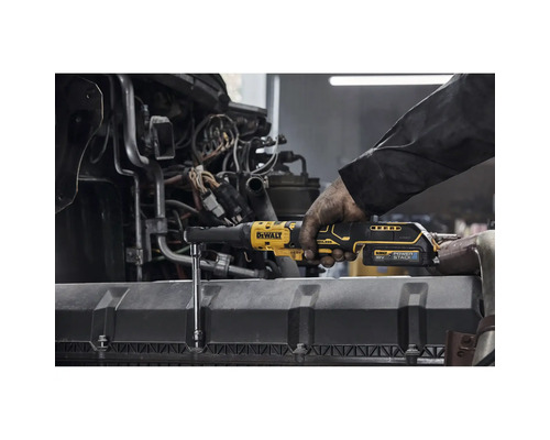 Cheie cu clichet cu acumulator utilizată pe un bloc motor