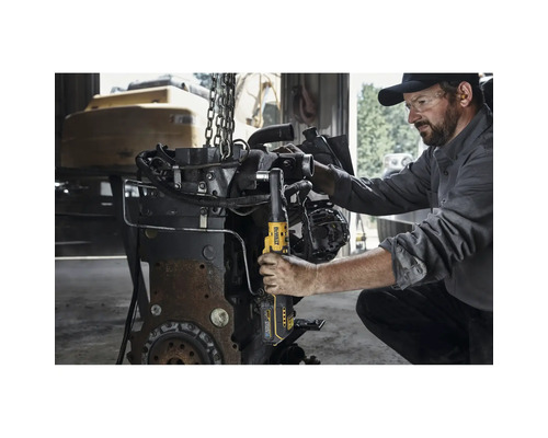 Un bărbat folosește o cheie cu clichet DeWalt pe un motor.