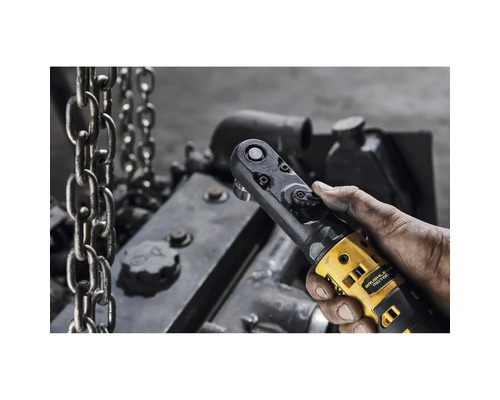 Cheie cu clichet fără fir în mână în fața unui bloc motor și lanțuri