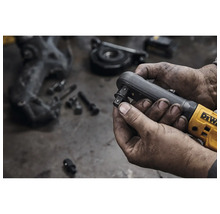 Șurubelniță cu clichet cu acumulator în mâna unui mecanic