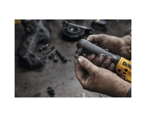 Șurubelniță cu clichet cu acumulator în mâna unui mecanic