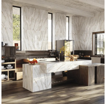 Bucătărie luminoasă cu plăci de marmură, insulă de bucătărie și podele din lemn pentru o ambianță modernă.