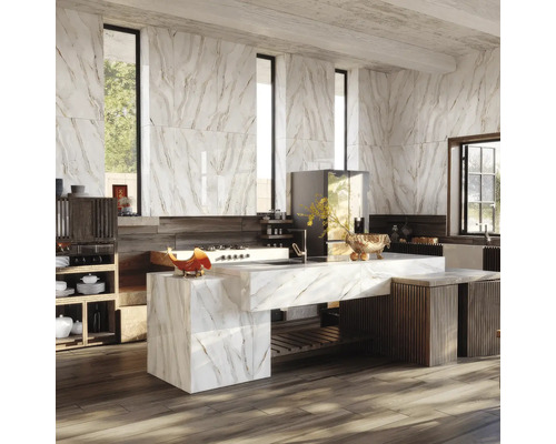Bucătărie luminoasă cu plăci de marmură, insulă de bucătărie și podele din lemn pentru o ambianță modernă.