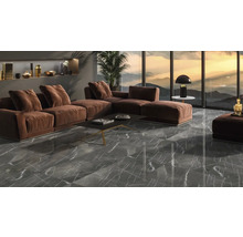 Cameră de zi cu canapea de colț maro, măsuță de cafea și gresie cu aspect de marmură