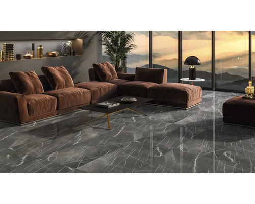 Cameră de zi cu canapea de colț maro, măsuță de cafea și gresie cu aspect de marmură