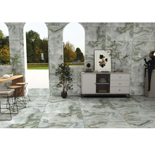 Exemplu de cameră cu gresie și faianță cu aspect de marmură pe podea și pe perete, bar cu scaune, comodă, plante și decorațiuni