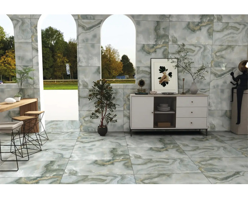 Exemplu de cameră cu gresie și faianță cu aspect de marmură pe podea și pe perete, bar cu scaune, comodă, plante și decorațiuni