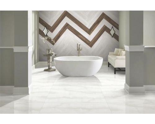 Baie modernă cu cadă independentă, podea cu gresie și decoratiuni decorative pe perete