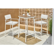 Scenă de grădină cu o masă de bar și două scaune de bar cu brațe și perne de șezut