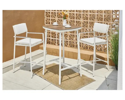 Scenă de grădină cu o masă de bar și două scaune de bar cu brațe și perne de șezut