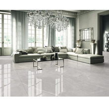 Living luminos cu canapea mare și gresie cu aspect de marmură