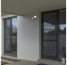 Exteriorul unei case cu iluminat de fațadă și ferestre