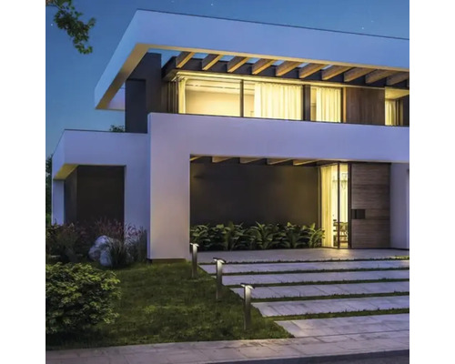 Casă modernă cu două etaje, cu iluminat exterior, gazon și alee pavată